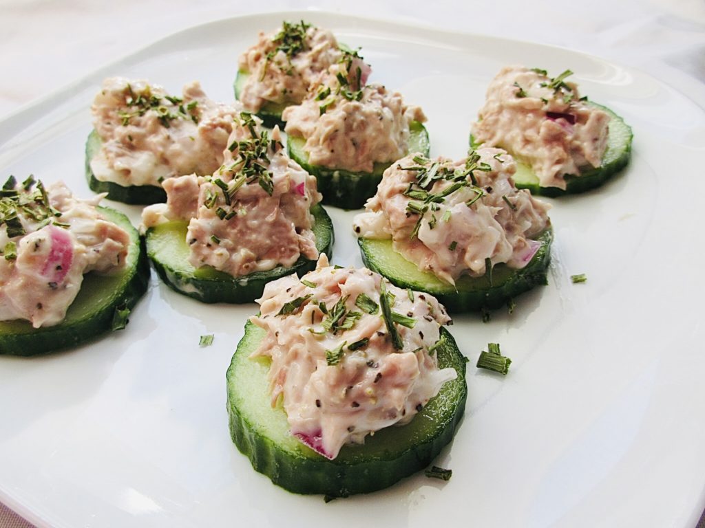Tuna on cucumber slices