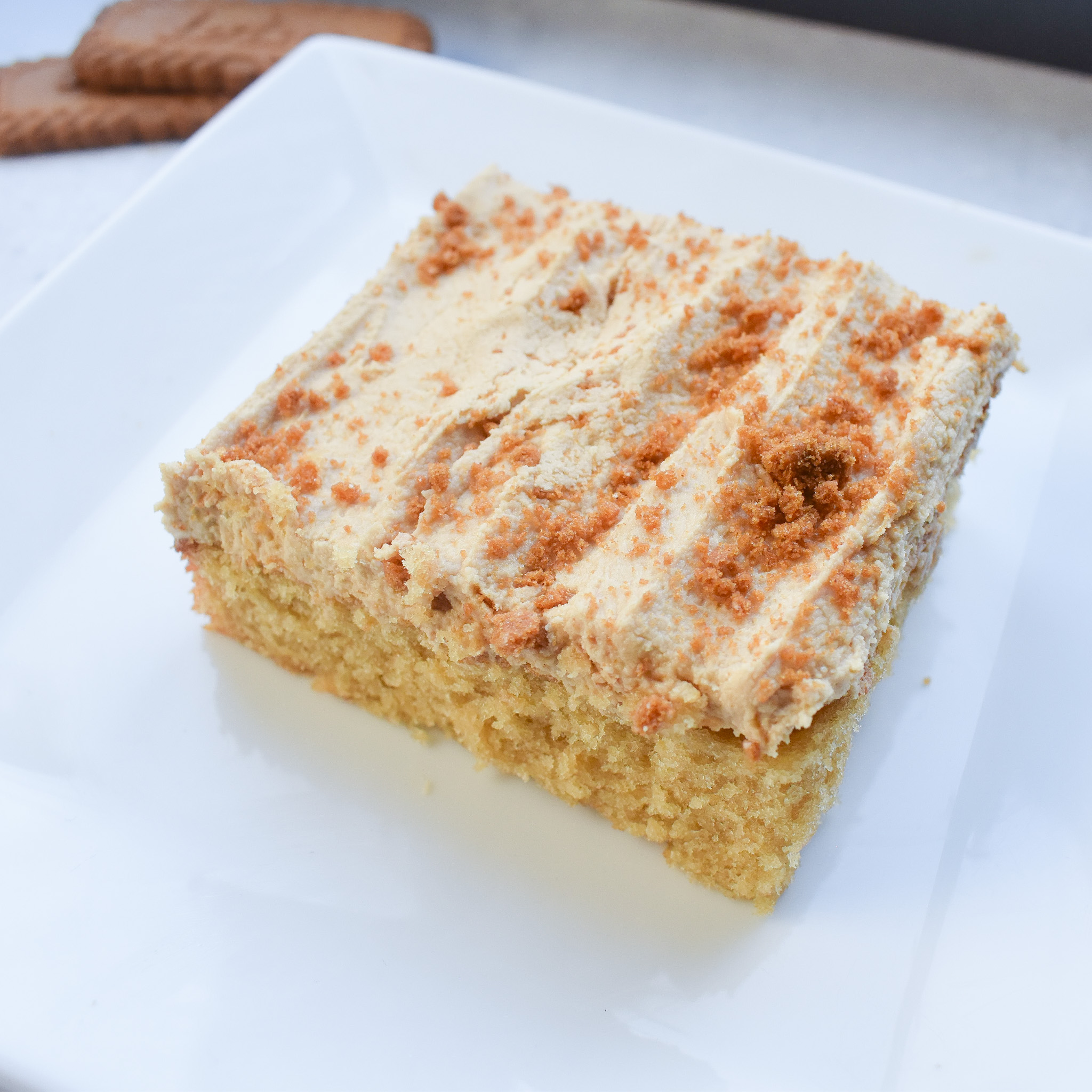 Biscoff traybake cake