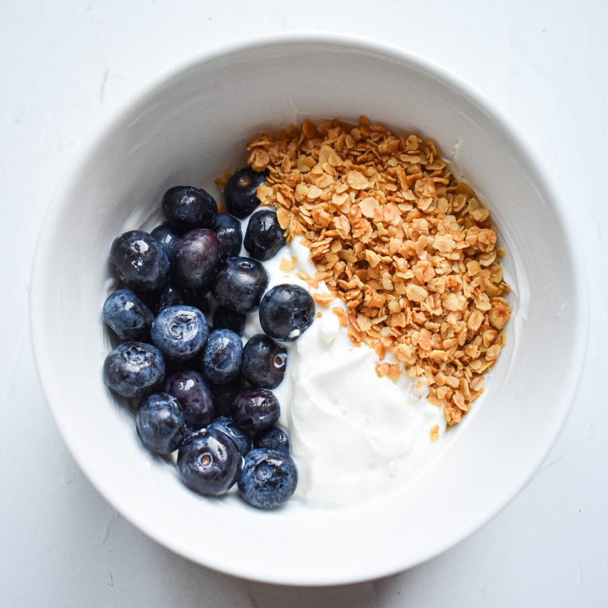 Yoghurt and blueberries with toasted oats
